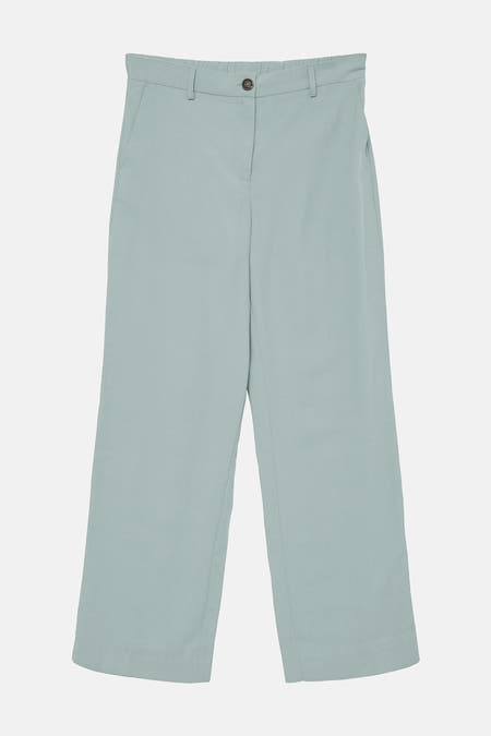 Blauwe broek van VERO MODA, met rechte pijpen en een knoopsluiting, op een witte achtergrond.