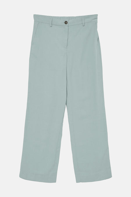 Blauwe broek van VERO MODA, met rechte pijpen en een knoopsluiting, op een witte achtergrond.
