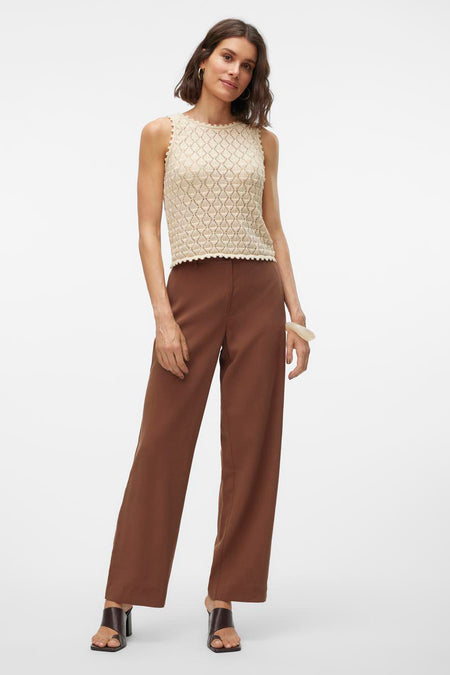 Bruine broek van VERO MODA, gecombineerd met een gebreide top en hakken.