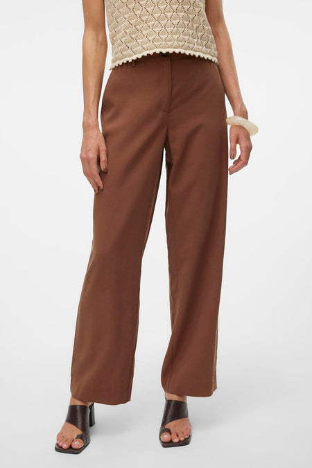 Bruine broek van VERO MODA, met wijde pijpen en gedragen met open schoenen en een gebreide top.