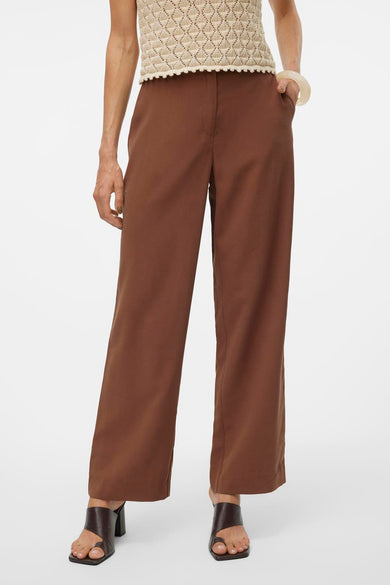 Bruine broek van VERO MODA, met wijde pijpen en gedragen met beige gebreide top en bruine sandalen.