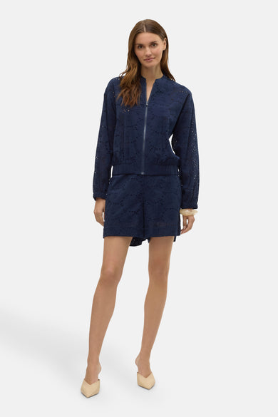 Short bleu de VERO MODA, détaillé avec des bordures et associé à un blazer coordonné et des mocassins nude.
