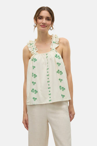Ecru blouse zonder mouwen van VERO MODA, met groene bloemenprint en ruches op de schouders.
