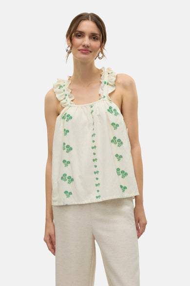 Ecru blouse zonder mouwen van VERO MODA, met groene bloemenprint en ruches op de schouders.
