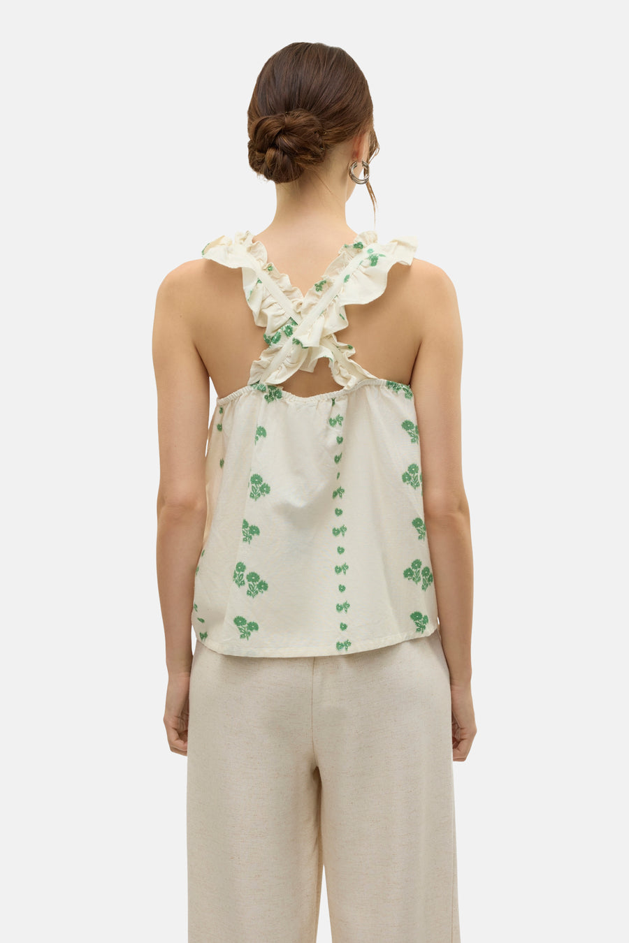 Ecru mouwloze blouse van VERO MODA met groen bloemenpatroon en ruches aan de achterkant.
