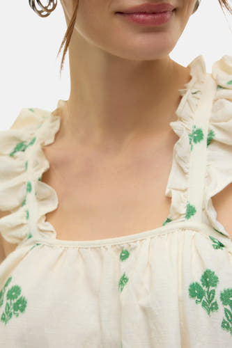 Ecru mouwloze blouse van Vero Moda met een groen bloemenpatroon en ruches details.