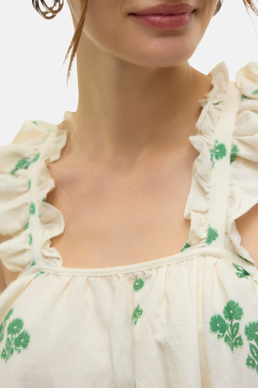 Ecru mouwloze blouse van Vero Moda met een groen bloemenpatroon en ruches details.