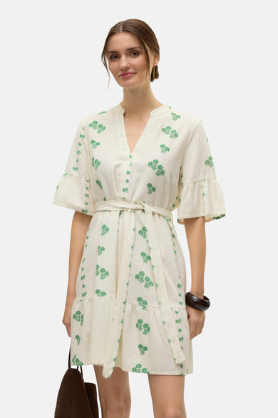 Beige jurk met korte mouwen van VERO MODA, met groen bloemenpatroon en bijpassende riem.