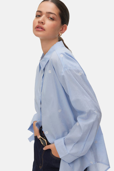 Chemise bleue à manches longues de VERO MODA, à motif floral, vue de dos.