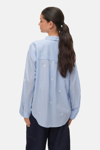Blauw overhemd met lange mouwen van VERO MODA, met bloemmotief, gezien van achteren.