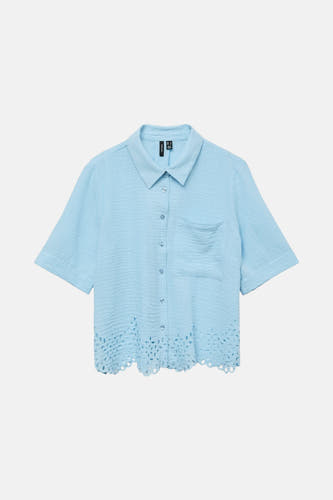Lichtblauw overhemd met korte mouwen van Vero Moda, met borstzak en kanten details aan de onderkant.