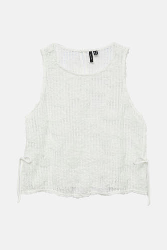 Blouse blanche de VERO MODA, avec imprimé floral, texture et détails de côtes sur les côtés.