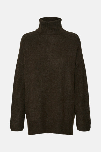 Bruine trui met rolkraag van VERO MODA, met een fijne ribgebreide textuur.