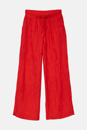 Rode broek van VERO MODA® met trekkoord en brede pijpen met kreukelstructuur.