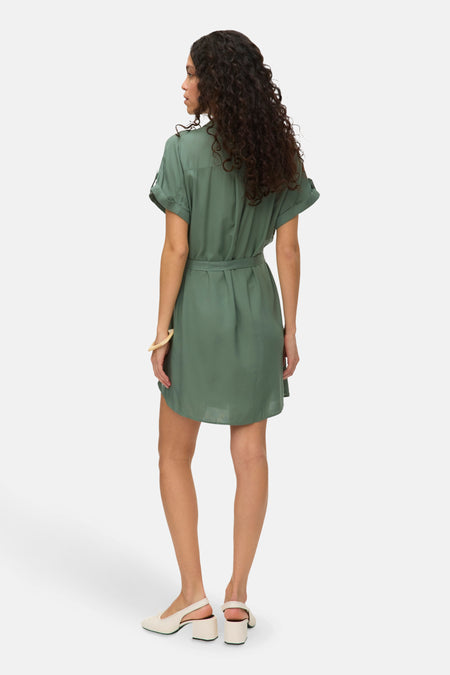 Robe verte à manches courtes de VERO MODA, avec ceinture et talons légers.