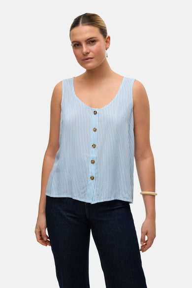 Blauw hemd met korte mouwen van VERO MODA, met verticale strepen en knoopsluiting, gecombineerd met donkere jeans en een houten armband.
