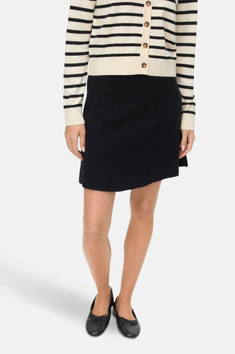 Zwarte korte rok van VERO MODA, met een rechte snit en gedragen met een gestreepte cardigan en zwarte schoenen.