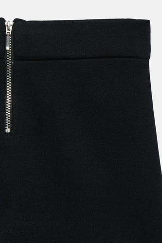 Zwarte korte rok van VERO MODA, met een zilverkleurige ritssluiting aan de zijkant.