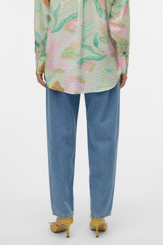 Blauwe denim jeans special fit van VERO MODA, gecombineerd met een bloemenprint overhemd en gele hakken.