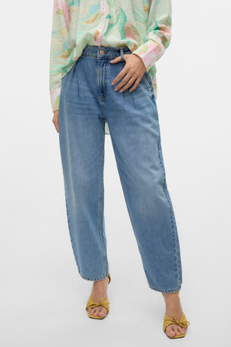 Jeans special fit in mid blue denim van VERO MODA, met wijde pijpen en gele sandalen.
