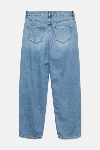 Jeans special fit van blauw denim van VERO MODA, achteraanzicht met twee achterzakken en rechte pijpen.