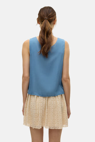 Blauwe blouse van VERO MODA, met een lichte textuur en gedragen met een gebreide rok.
