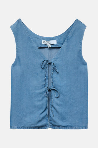 Blauwe blouse van VERO MODA met knoopdetail aan de voorkant.