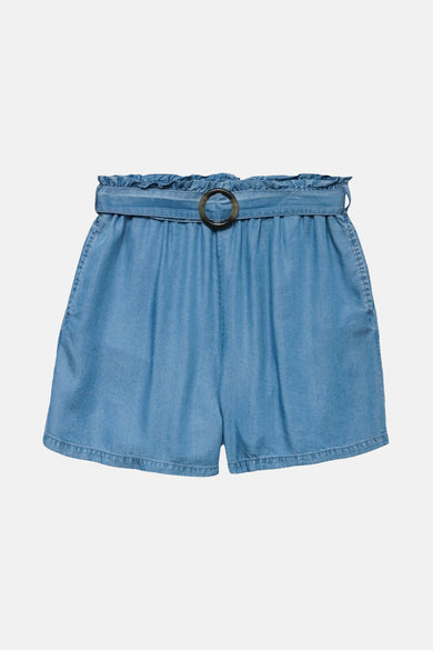 Short bleu de VERO MODA avec ceinture et fermoir métallique.