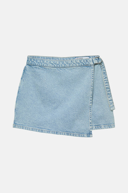 Short en denim bleu clair de VERO MODA, avec des poches arrière et une subtile texture.