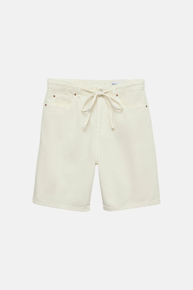 Short écru de VERO MODA, avec cordon de serrage et poches sur le devant, sur fond blanc.