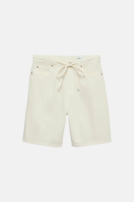 Short écru de VERO MODA, avec cordon de serrage et poches sur le devant, sur fond blanc.