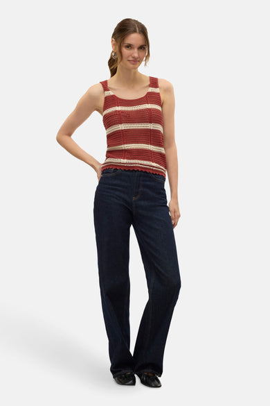 T-shirt marron de VERO MODA®, à rayures, porté avec un jeans bleu marine et des chaussures noires.