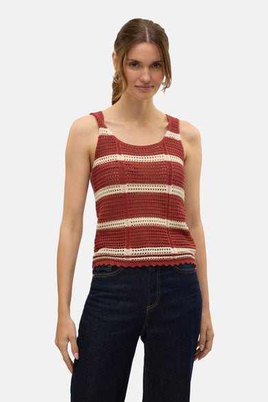 Sous-vêtement marron de VERO MODA® avec un motif tricoté rayé, porté avec des jeans foncés.