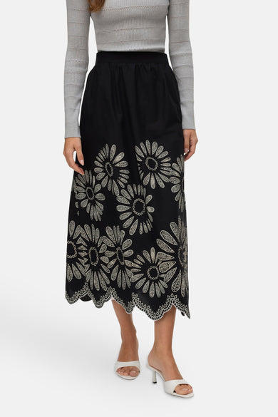 Robe noire de VERO MODA, avec un motif brodé de fleurs et une encolure sculptée.