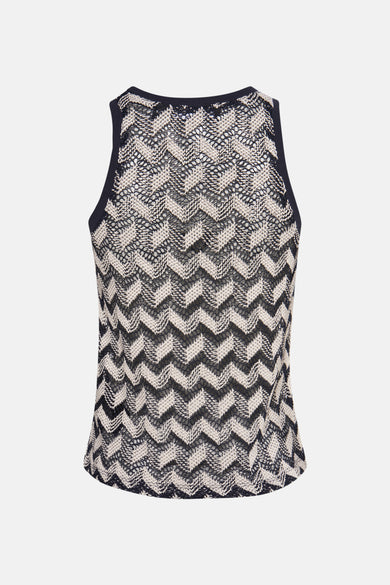 Blouse sans manches bleue de VERO MODA avec un motif zigzag noir et blanc frappant et une bretelle noire, vue de l'arrière.