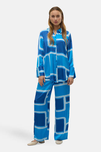 Blauw overhemd met lange mouwen van VERO MODA, met geometrisch patroon in blauw en wit.