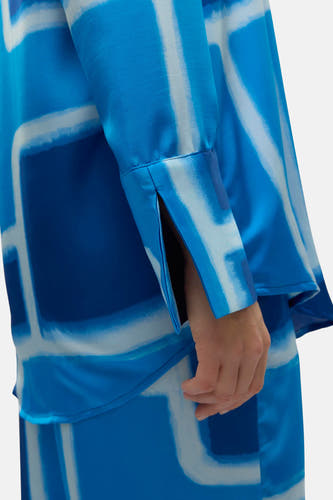 Chemise bleue à manches longues de VERO MODA, avec un motif blanc et bleu distinctif.