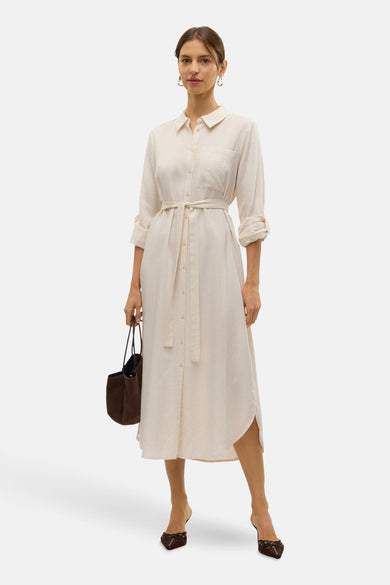 Manteau beige à longues manches de VERO MODA®, avec ceinture à la taille et une fente sur le côté.