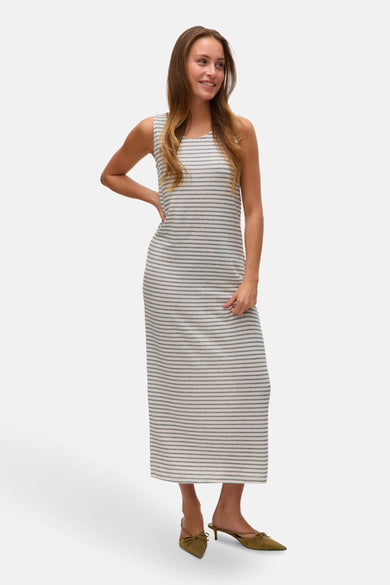 Beige kleedje zonder mouwen van VERO MODA® met horizontale strepen en groene muiltjes.
