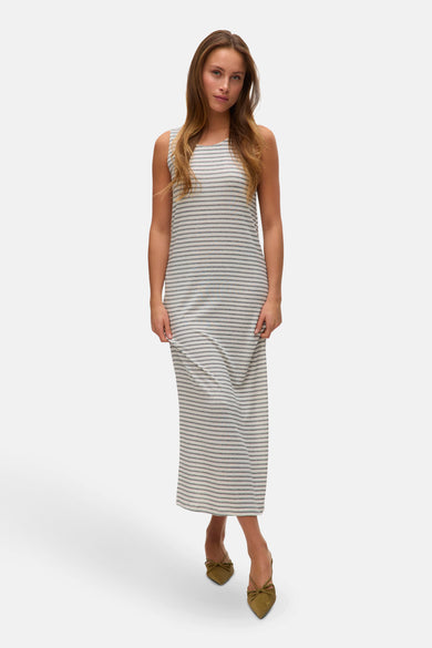 Beige mouwloos kleedje van VERO MODA met horizontale strepen, gecombineerd met groene schoenen.
