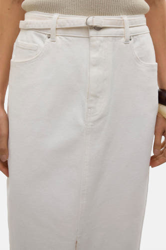 Robe longue blanche de VERO MODA, avec une ceinture à la taille et des poches à l'avant.