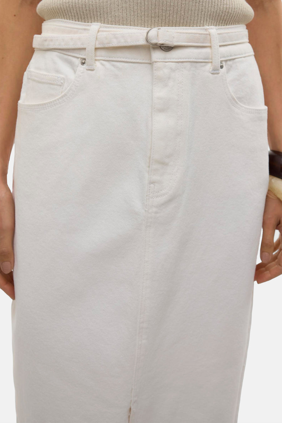 Robe longue blanche de VERO MODA, avec une ceinture à la taille et des poches à l'avant.