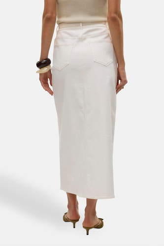 Robe longue blanche de VERO MODA, avec des poches arrière et une fente à l'arrière.