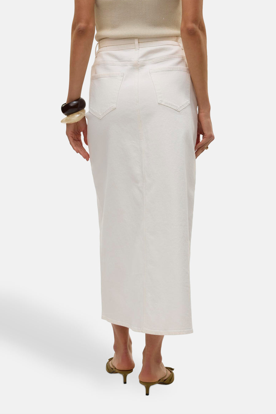 Robe longue blanche de VERO MODA, avec des poches arrière et une fente à l'arrière.