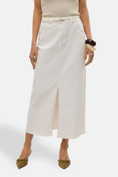 Witte lange rok van VERO MODA®, met een split aan de voorkant, gecombineerd met een top en sandalen.
