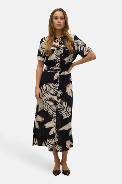 Zwarte jurk met korte mouwen van Vero Moda, met bladmotief en een ceintuur in de taille.