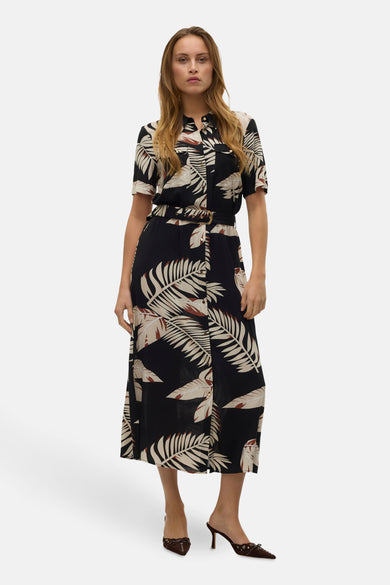 Zwarte jurk met korte mouwen van Vero Moda, met een bladmotief en een ceintuur in de taille.
