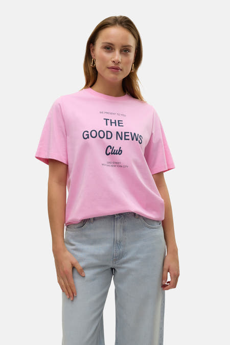 Roze T-shirt met korte mouwen van VERO MODA®, met tekstprint en gecombineerd met een lichtblauwe jeans.