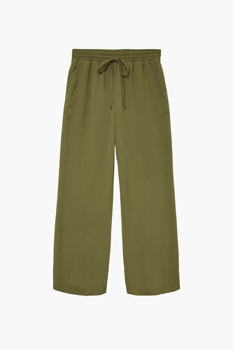 Groene broek van VERO MODA, met trekkoord en wijde pijpen.