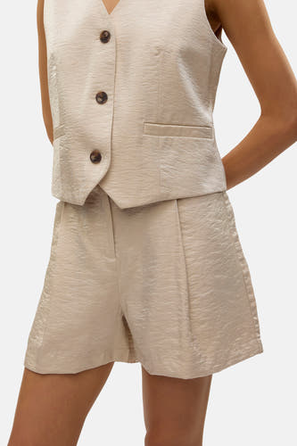 Crème court de VERO MODA, avec une subtile brillance et des détails pliés.